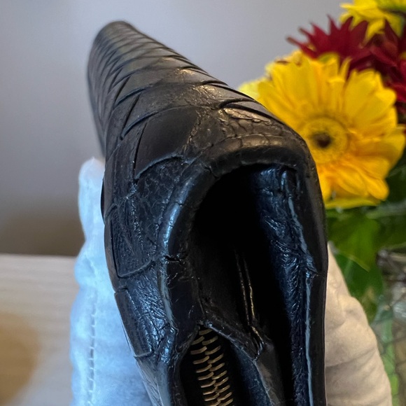 BOTTEGA VENETA Intrecciato Black Kisslock Wallet with Zipper Compartment - Picture 4 of 16